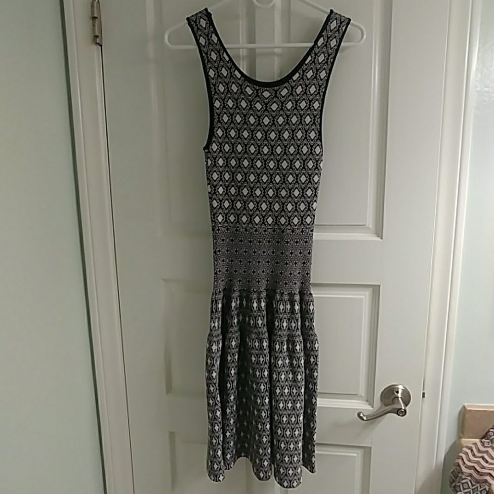 Cute fitted sleeveless dress. Cinched at waist